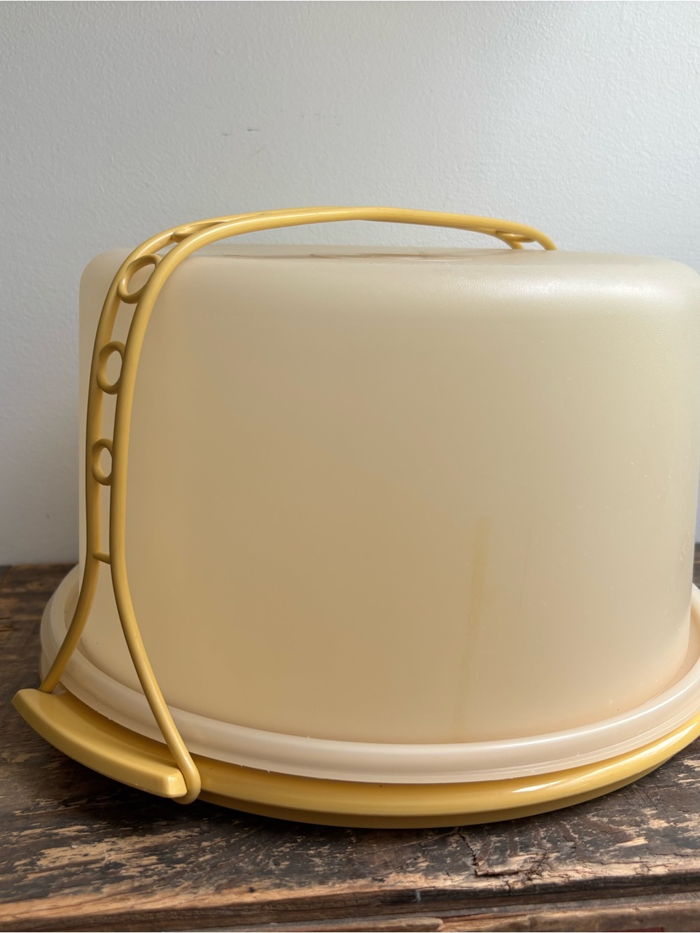 Tupperware Plastic Cake Carrier vintage harvest gold color